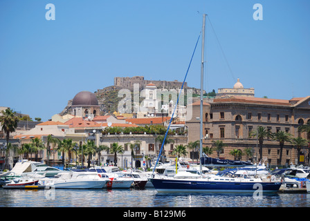 Vista sul porto e sul castello, Milazzo, Capo di Milazzo, Provincia di Messina, Sicilia, Italia Foto Stock