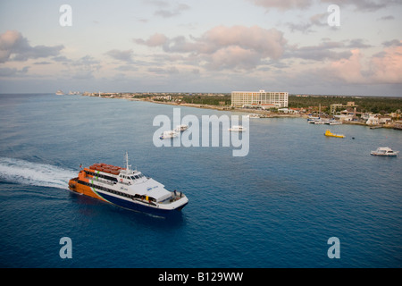 Alta velocità traghetto tra il continente e San Miguel sull isola di Cozumel Messico Foto Stock