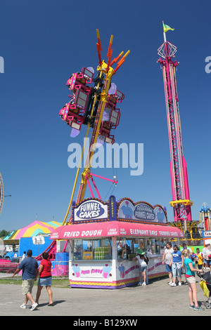 Forza G e torre a caduta corse di carnevale stand alimentari con imbuto e dolci di pasta fritta Canfield Fair Canfield Ohio Foto Stock