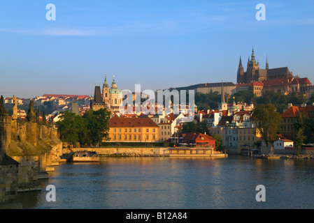 Vista la mattina del Castello di Praga dal fiume Moldava a Praga Repubblica Ceca Foto Stock