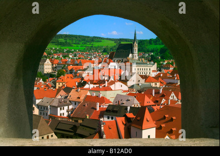 La città di Cesky Krumlov attraverso la finestra ad arco Repubblica Ceca Foto Stock