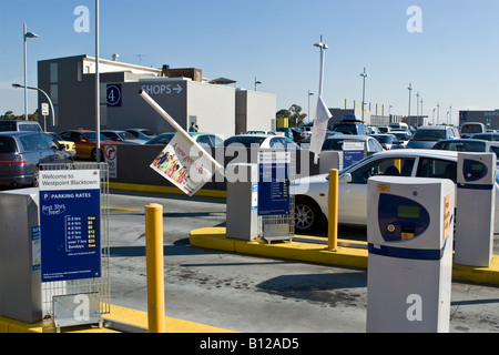 L'entrata di un parcheggio sul tetto nei sobborghi di Sydney, Australia Foto Stock