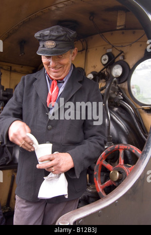 Driver motore avente un Tea Break sul treno a vapore a Sheringham Station,Norfolk, Regno Unito Foto Stock