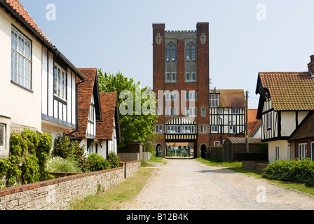 Regno Unito Inghilterra Suffolk Aldeburgh Thorpeness Westgate Westbar Water Tower dissimulata come gateway Tudor Foto Stock