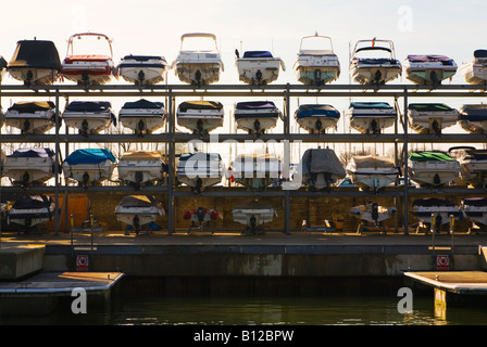 Le barche di velocità e offerte con rack e impilati per stoccaggio a marina in Poole, Dorset. Regno Unito. (Tutti i barca ID è stato rimosso) Foto Stock