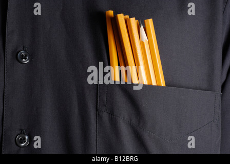 Una matita appuntita in un gruppo nella tasca della camicia. Foto Stock