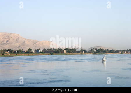 Tradizionale feluca sul fiume Nilo vicino Quena a valle da Luxor, la Valle del Nilo, Egitto Foto Stock