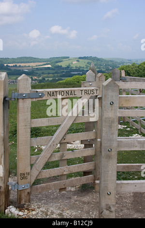 Porta di legno all'ingresso della proprietà National Trust presso Cissbury Ring, West Sussex, Inghilterra, Regno Unito Foto Stock
