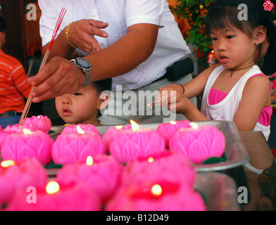 Illuminazione di incenso su wesak festival Foto Stock