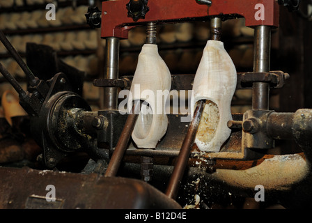 Rendere tradizionali zoccoli olandese al calzolaio Ratterman Holland Europa Foto Stock