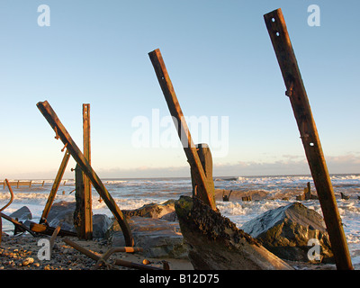 Twisted Metal delle difese del mare sulla spiaggia di happisburgh norfolk England Regno Unito Foto Stock
