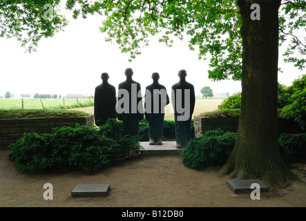 Scultura in bronzo a Langemark tedesco prima mondiale di un cimitero di guerra Ypres Belgio Foto Stock