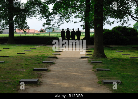 Scultura in bronzo a Langemark tedesco prima mondiale di un cimitero di guerra Ypres Belgio Foto Stock