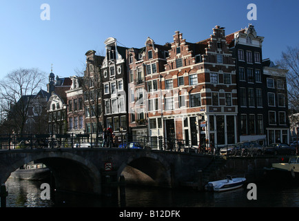 Le tipiche case di Amsterdam, presso il Brouwersgracht in Amsterdam City Centre Foto Stock