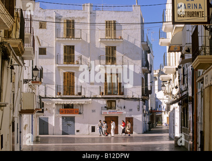 Case e una famiglia di zingari nella città vecchia di Ibiza nelle Isole Baleari Spagna Foto Stock