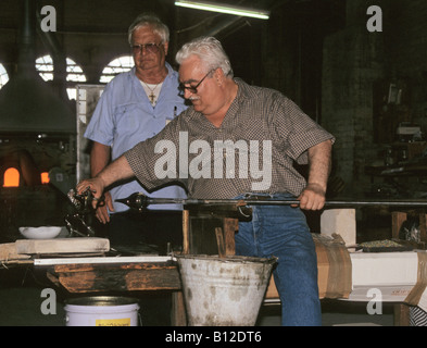 Soffiatore in vetreria Isola di Murano Venezia Italia Foto Stock