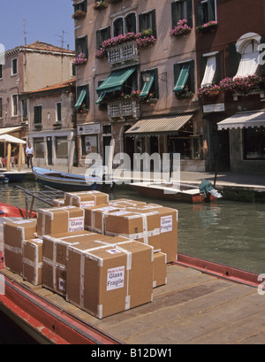 Scatole di cartone contenenti prodotti di vetro sulla barca ormeggiata a Rio dei vetrai Canal Isola di Murano Venezia Italia Foto Stock