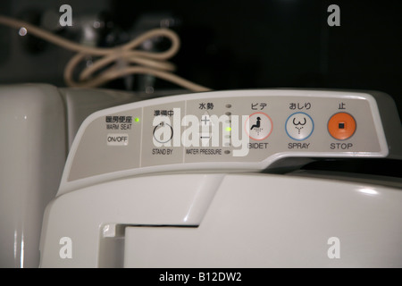 Controlli di un giapponese 'washlet' o super wc, che include il riscaldamento sedile, bidet e le funzioni di essiccazione. Foto Stock