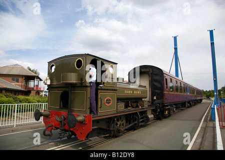 Treno a vapore attraversando ponte girevole all'entrata del marina su Preston Riversway Docklands Foto Stock