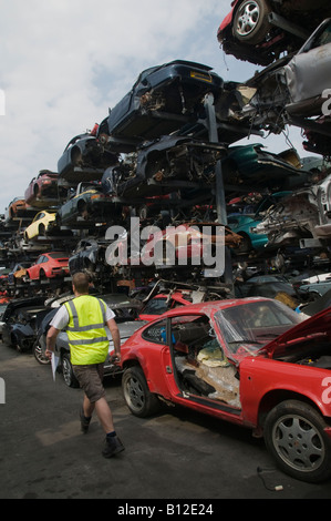 Alte prestazioni costoso Porche Porsche automobili impilate in un cantiere di scarto in attesa di rottura verso il basso per i pezzi di ricambio NEL REGNO UNITO Foto Stock