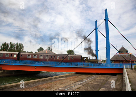 Treno a vapore attraversando ponte girevole all'entrata del marina su Preston Riversway Docklands Foto Stock