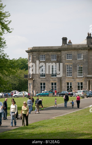 La gente a passeggiare al sole presso Haigh Hall Country Park Wigan Lancashire pomeriggio estivo, England Regno Unito Foto Stock