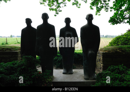 Scultura in bronzo a Langemark tedesco prima mondiale di un cimitero di guerra Ypres Belgio Foto Stock