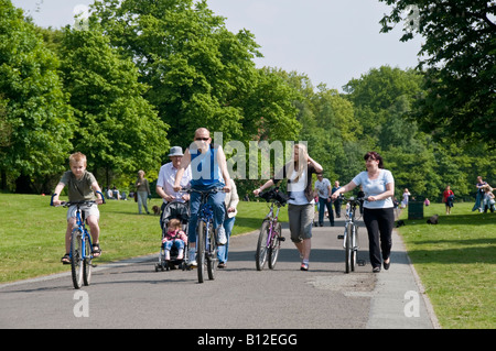 Persone ciclismo presso Haigh Hall Country Park Wigan Lancashire pomeriggio estivo Foto Stock