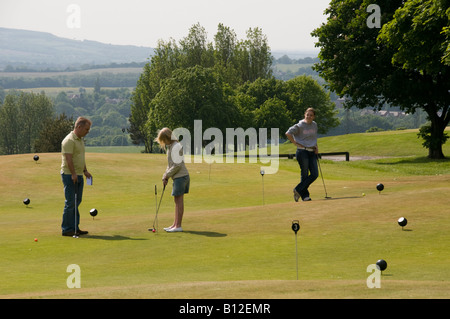 La famiglia mettendo a giocare a golf presso Haigh Hall Country Park Wigan Lancashire pomeriggio estivo Foto Stock