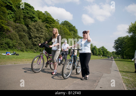 Persone ciclismo presso Haigh Hall Country Park Wigan Lancashire pomeriggio estivo Foto Stock