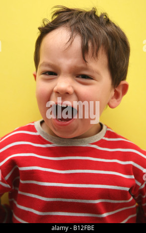 Bambino maschio avente una temper tantrum Foto Stock