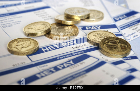 BRITISH BUSTA PAGA CHE MOSTRA UNA RETRIBUZIONE NETTA IMPORTO E VALUTA RE il reddito di recessione i costi della vita salari congelamento dei salari mutui casa .UK. Foto Stock