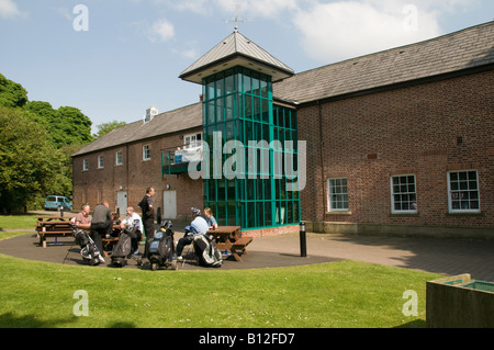 Haigh Hall Country Park e il golf club Wigan Lancashire pomeriggio estivo Foto Stock