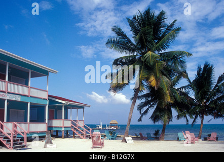 In legno in stile caraibico hotel fronte spiaggia in Caye Caulker, Belize Foto Stock