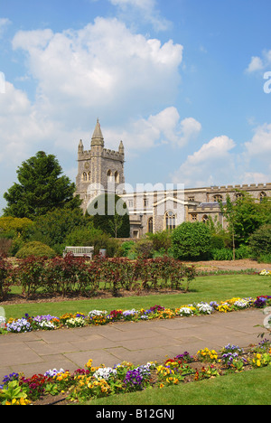 Giardini della Rimembranza e Chiesa di Santa Maria, Old Amersham, Buckinghamshire, Inghilterra, Regno Unito Foto Stock