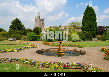 Giardini della Rimembranza e Chiesa di Santa Maria, Old Amersham, Buckinghamshire, Inghilterra, Regno Unito Foto Stock