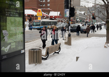 Le conseguenze di una forte tempesta di neve a Montreal, Quebec, Canada. Foto Stock