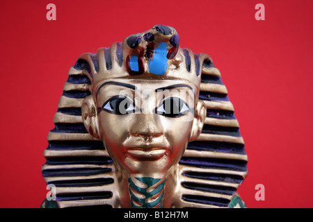 Tutankhamon maschera di morte close up sfondo rosso orizzontale11460 BDB Foto Stock