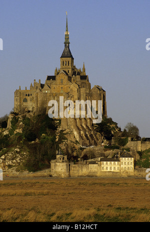 Francia Normandia Mont Saint Michel nel crepuscolo della sera vista dal lato ovest Foto Stock