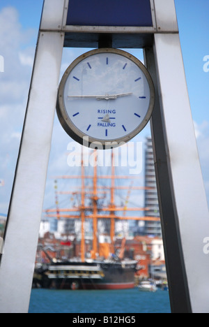 Orologio marittima, Portsmouth Porto, Gosport, Hampshire, Inghilterra, Regno Unito Foto Stock