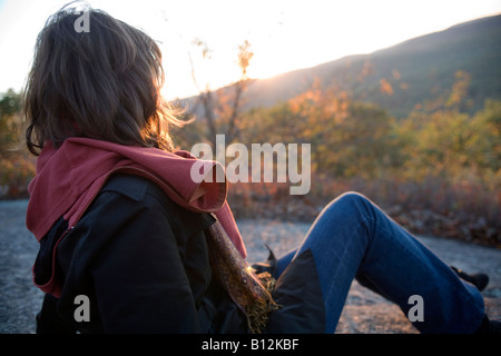 Giovane donna seduta Bear Mountain State Park NELLO STATO DI NEW YORK STATI UNITI D'AMERICA Foto Stock