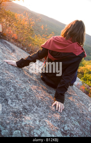 Giovane donna seduta Bear Mountain State Park NELLO STATO DI NEW YORK STATI UNITI D'AMERICA Foto Stock
