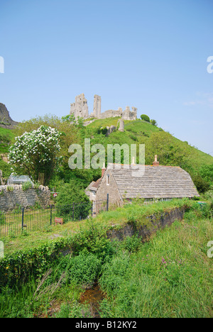Vista delle rovine del castello di villaggio, Corfe Castle, Dorset, England, Regno Unito Foto Stock