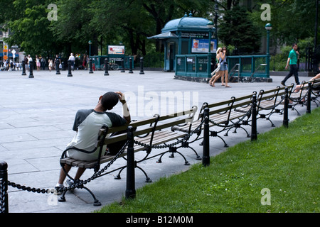 Un uomo seduto su una panchina al di fuori delle camere Street station a Manhattan, New York. Foto Stock