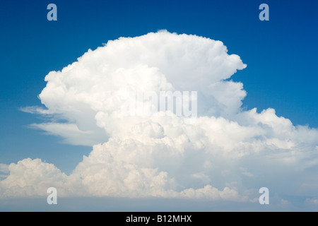 CLOUDSCAPE di grande tempesta di incudine nuvola sulla pianura blu cielo tropicale Foto Stock