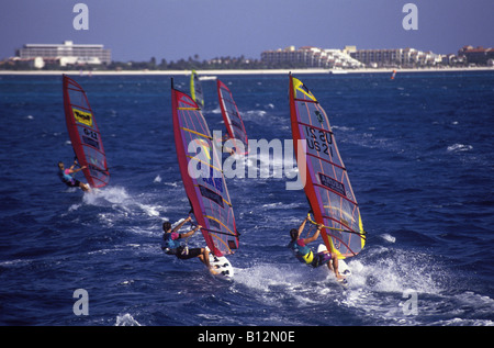Alta concorrenza all'alta venti windsurf professionale gara di Aruba. Foto Stock