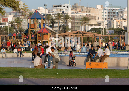 Tripoli, Libia, Nord Africa. Nel pomeriggio il parco vicino piazza verde. I bambini di scorrere nella parte posteriore. Foto Stock