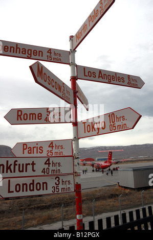 Orientamento in tutto il mondo con Air Greenland Dash 7 sulla pista oltre a Kangerlussuaq international airport, Groenlandia Foto Stock