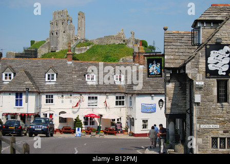 Vista del villaggio e del castello, Corfe Castle, Dorset, Inghilterra, Regno Unito Foto Stock