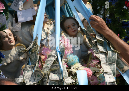 Figli di Italia in America parade la Madonna con Bambino e angeli statue durante l'annuale festa italiana. Foto Stock